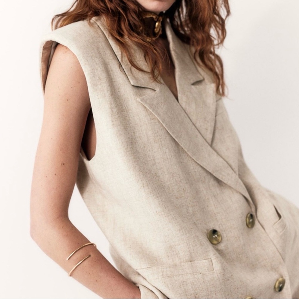 Nwot H&M sleeveless blazer in a light beige linen and viscose blend size small. - Picture 2 of 7